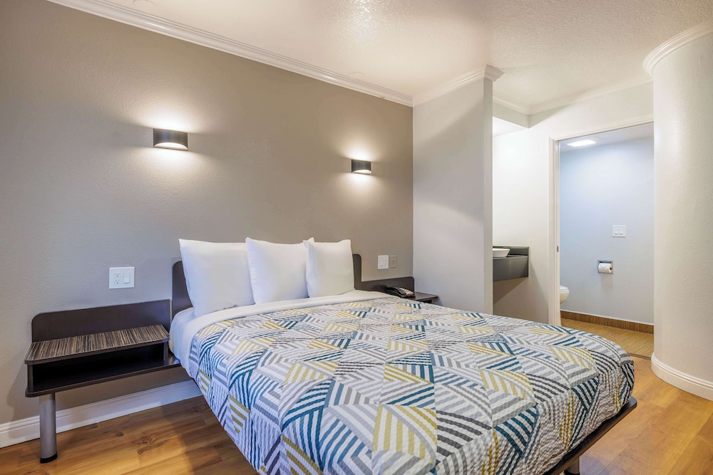 Standard Room, 1 Queen Bed, Non Smoking, Refrigerator & Microwave photo 2