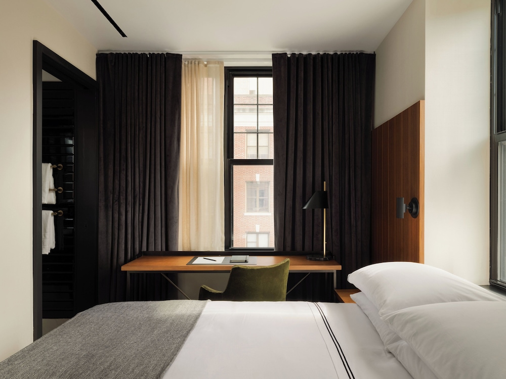 Room, 1 Queen Bed (View)