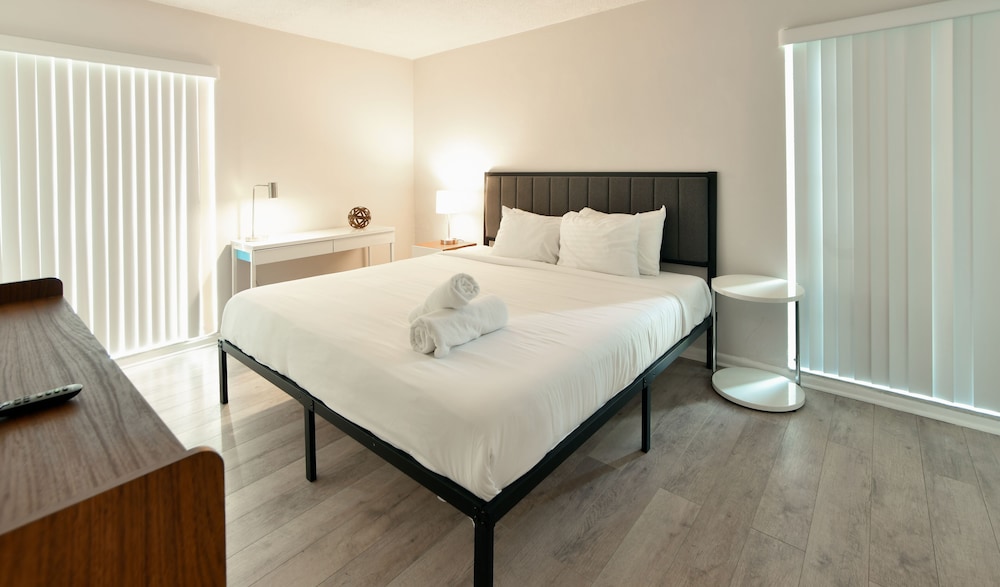 Deluxe Modern Two Bedroom Apartment w/ River views