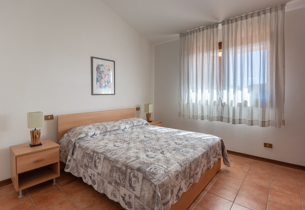 Family House, 2 Bedrooms, 2 Bathrooms, Sea Facing (Albarella V3 3) photo 2