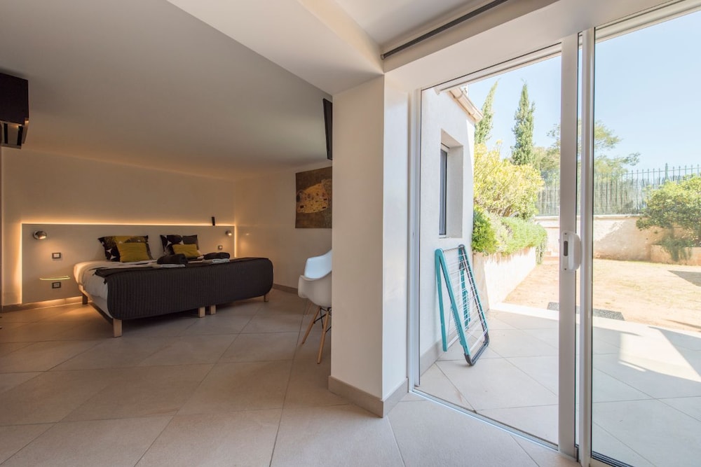 Double Room, 1 King Bed, Garden View (Larimar) photo 1