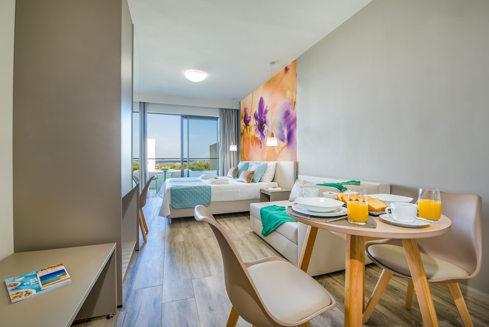 Standard Triple Room (Anemona-Calendula)