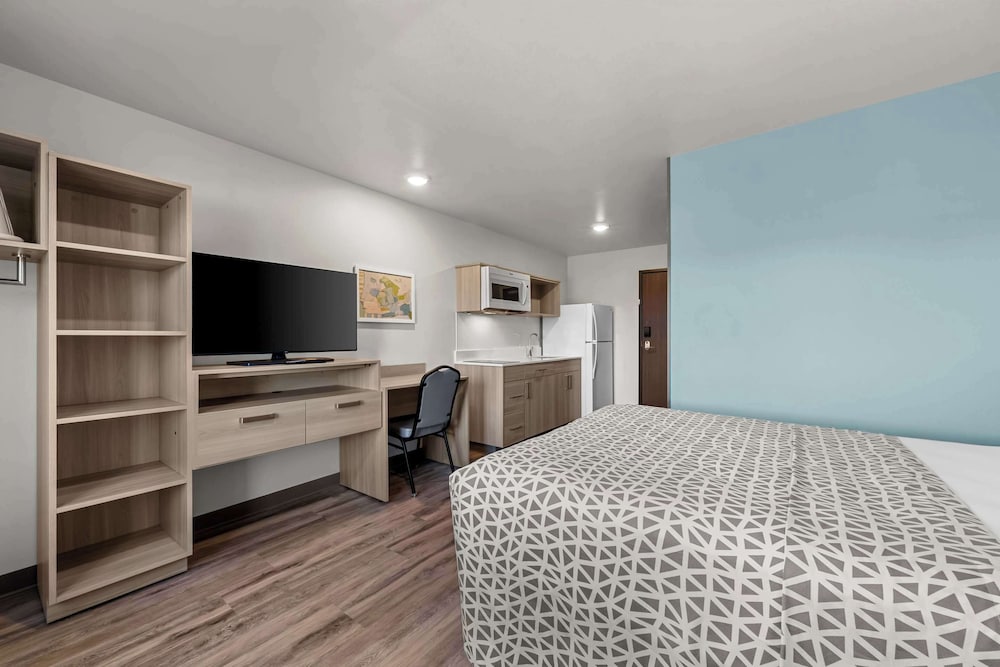 Suite, 1 Queen Bed, Non Smoking photo 2