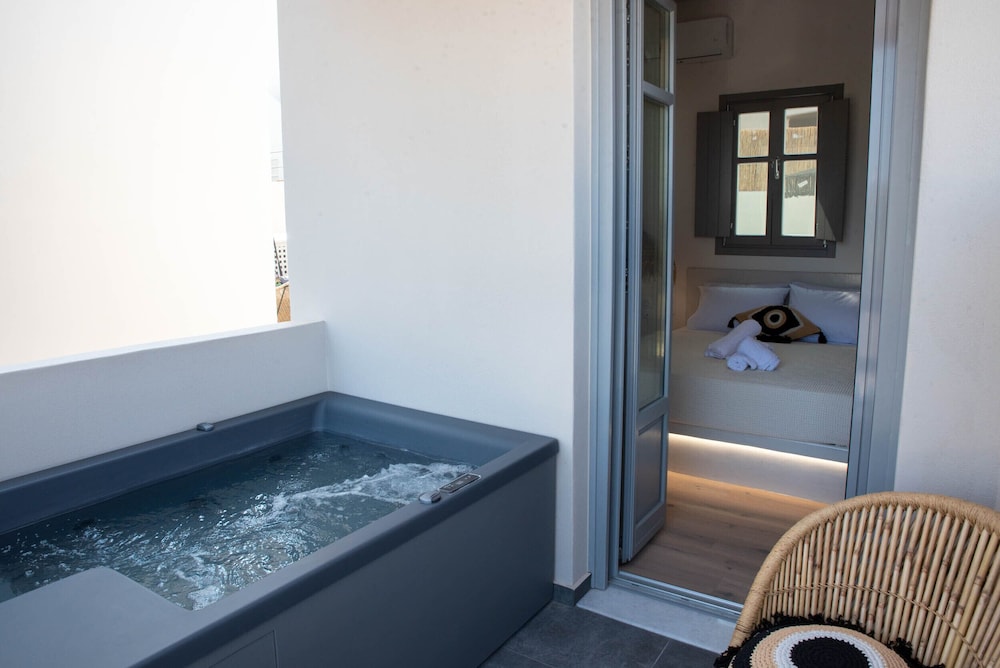 Superior room with outdoor hot tub - Photo 21
