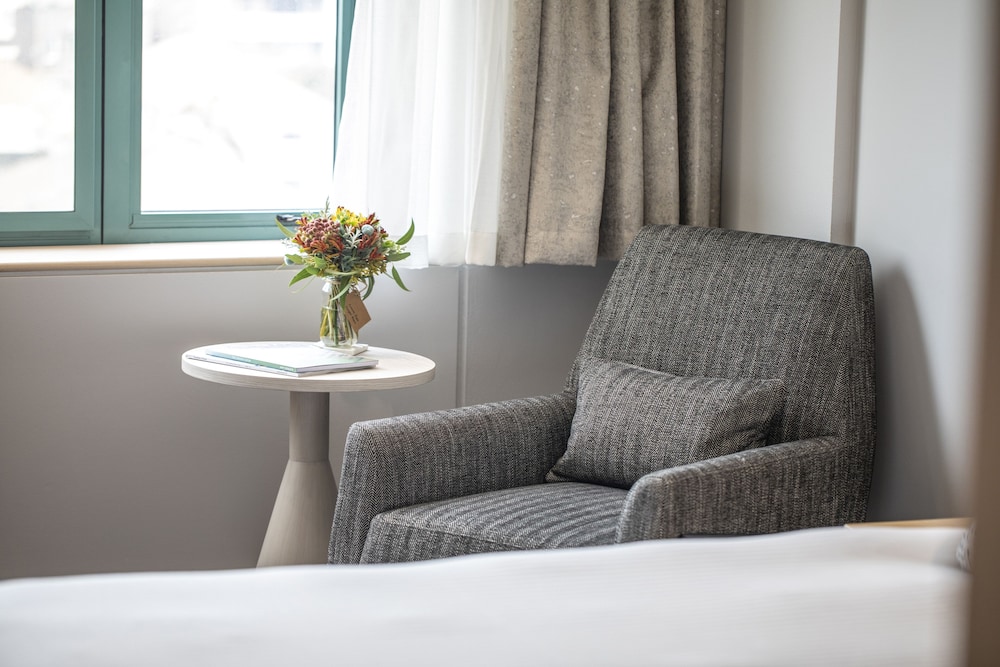 Premium Room, 1 King Bed, Pool View