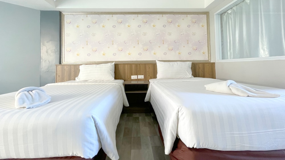 Deluxe Room, 2 Twin Beds, Pool View - Photo 5