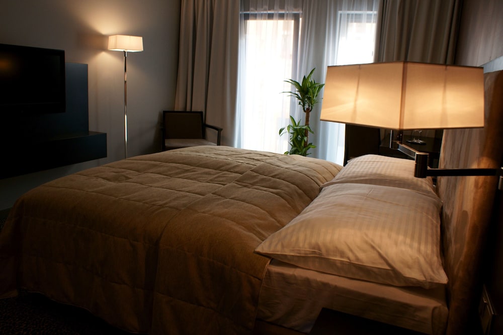 Business Room, 1 King Bed - Photo 3