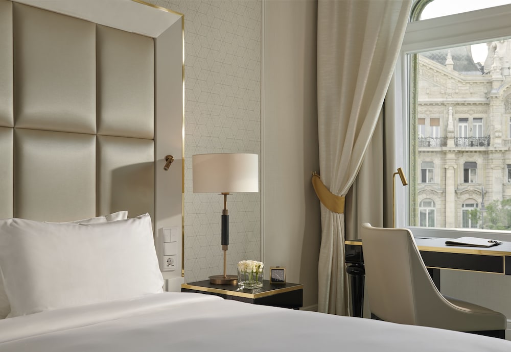 Deluxe Room, 1 King Bed, City View thumbnail 5