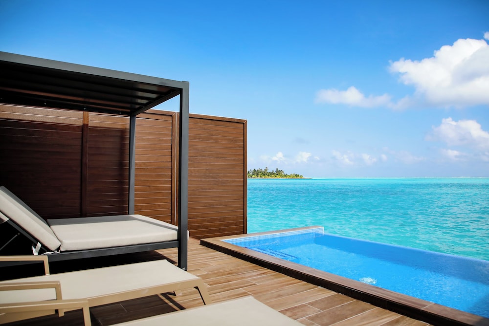Suite, Overwater (Free Domestic flight, stays 1/5-31/10) photo 3