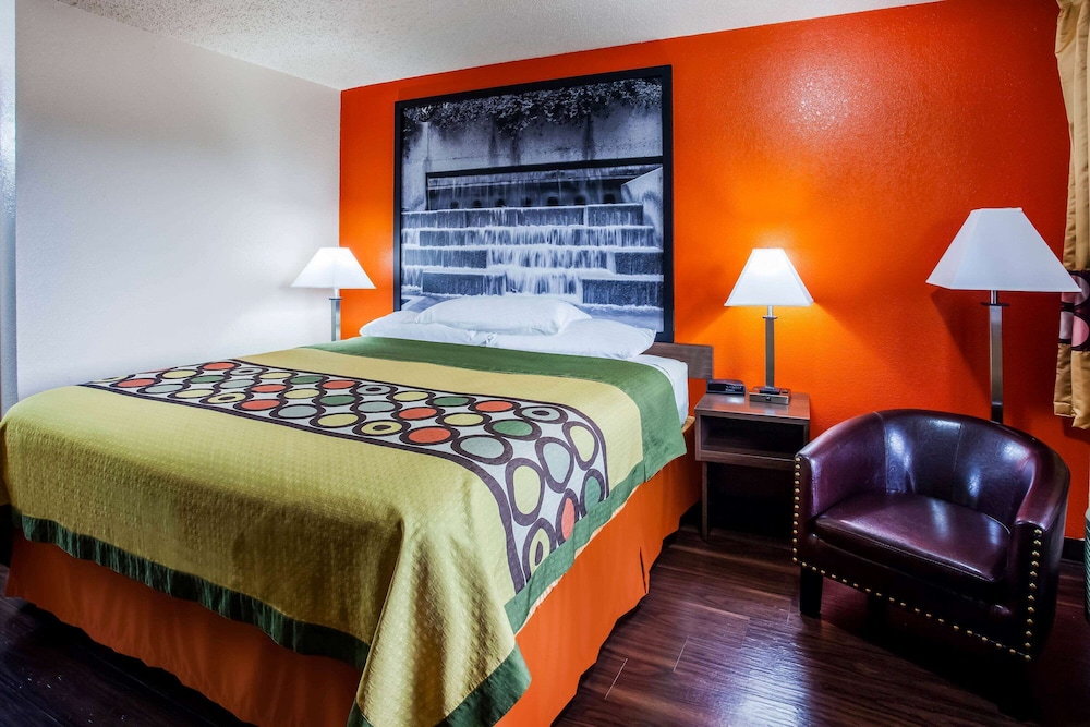 Room, 1 King Bed, Smoking photo 1