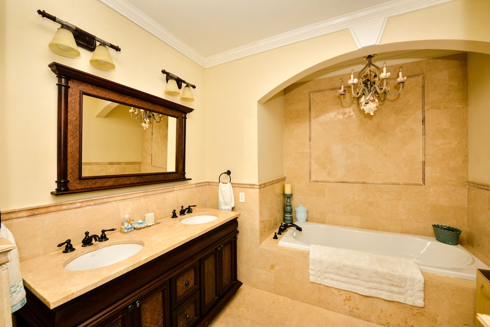 Luxury Villa, 3 Bedrooms, Beach View, Oceanfront photo 3