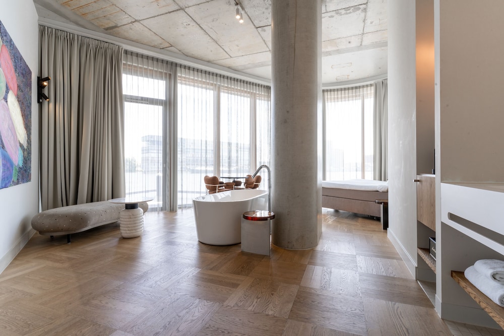Panoramic Suite, 1 King Bed, Lake View