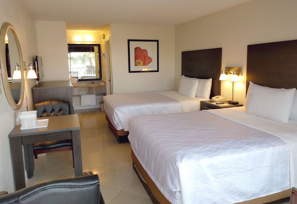 Deluxe Room, 2 Queen Beds, Refrigerator & Microwave - Photo 5