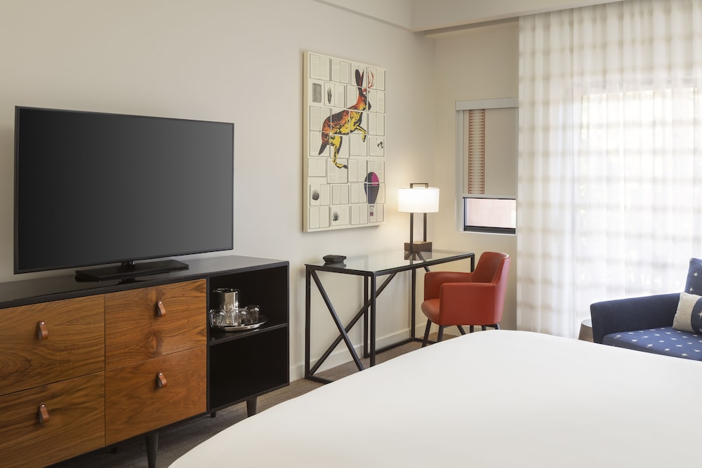 Room, 1 King Bed (Courtyard Red Rock View) - Photo 2