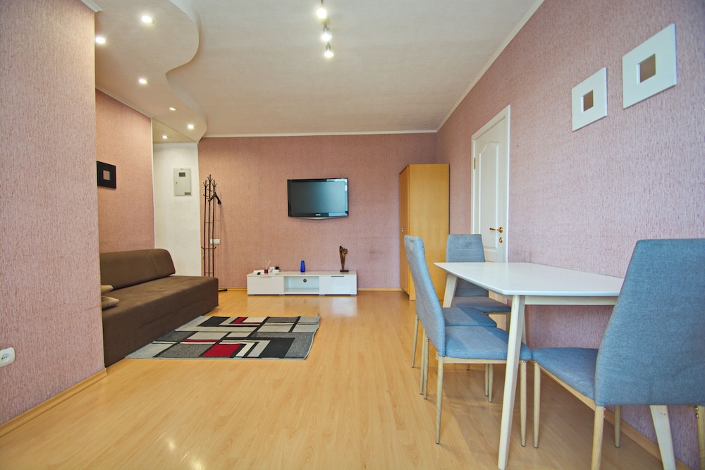 Family Apartment, 2 Bedrooms, Kitchen (Nezavisimosti prosp., 52-119)