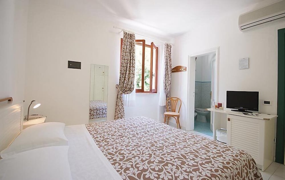 Standard Double or Twin Room photo 3