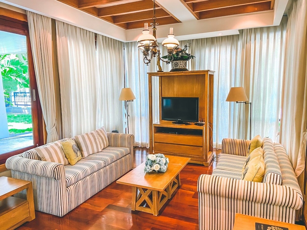 Villa, 5 Bedrooms - Photo 3