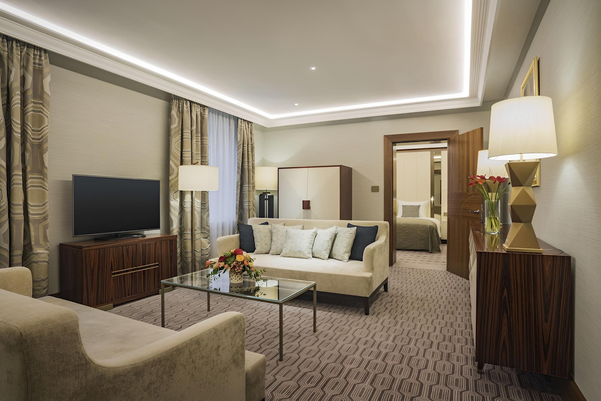Deluxe Suite, Courtyard View - Photo 4