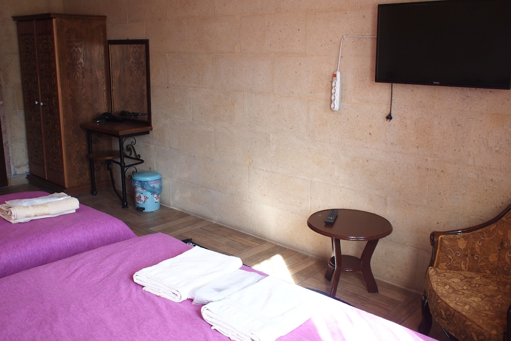 Deluxe Triple Room, 1 Bedroom, Hill View photo 2