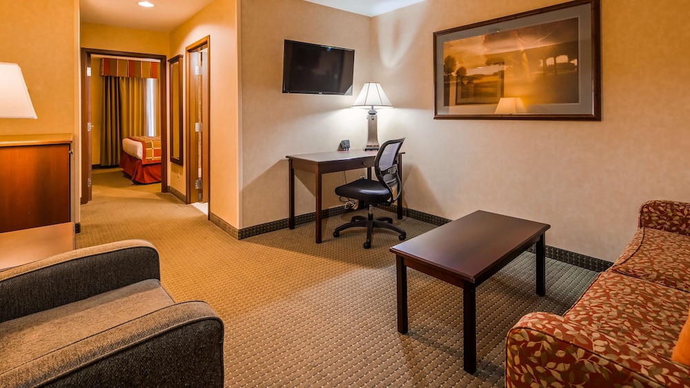 Suite, 1 King Bed, Non Smoking, Refrigerator & Microwave photo 3