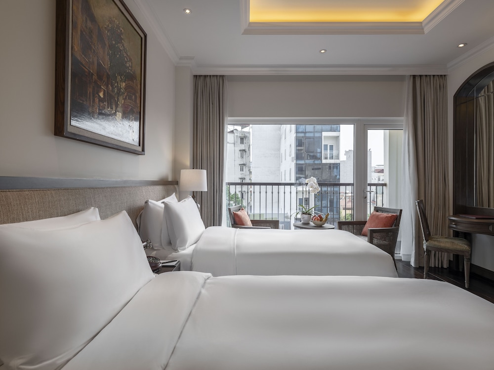 Deluxe Balcony Room thumbnail 5