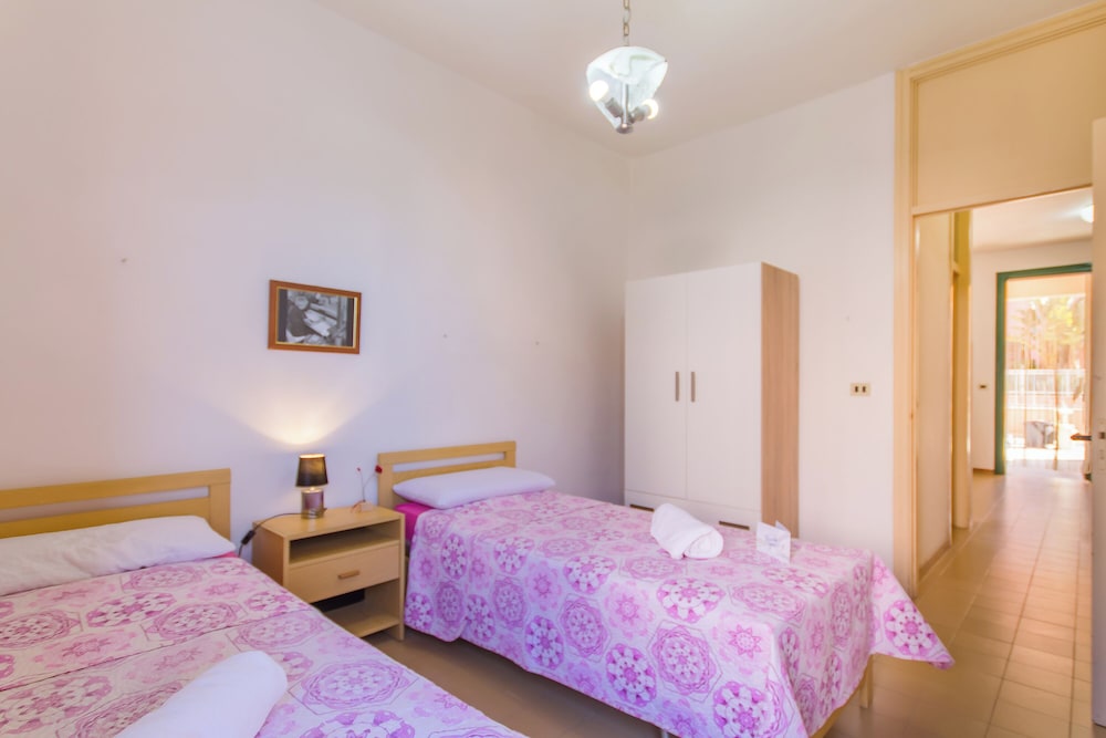 Family House, Multiple Bedrooms (Villetta Tamari 300 meters from the)