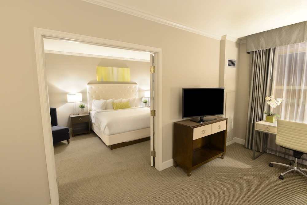 Suite, 1 King Bed (Mobility/Hearing Access, Roll-in Shwr) photo 1