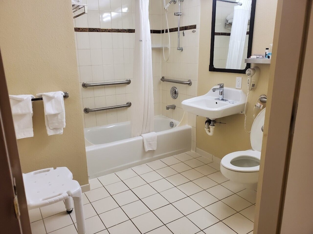 Room, 2 Queen Beds, Accessible, Non Smoking - Photo 5