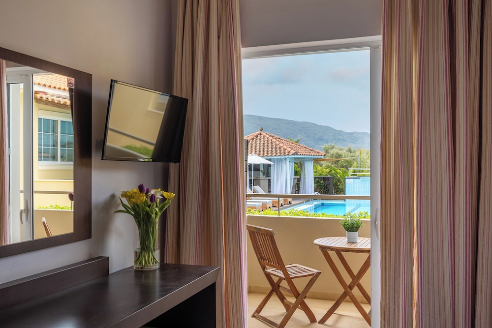 Standard Room with Pool View - Photo 7