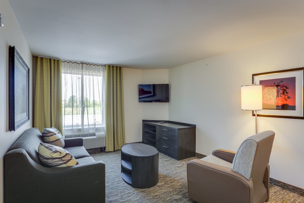 Suite, 1 King Bed (1 King, Living, Dining) photo 3