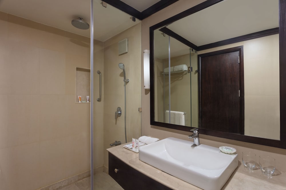 Deluxe Room, 1 King Bed (Superior Plus Room with Balcony) photo 3