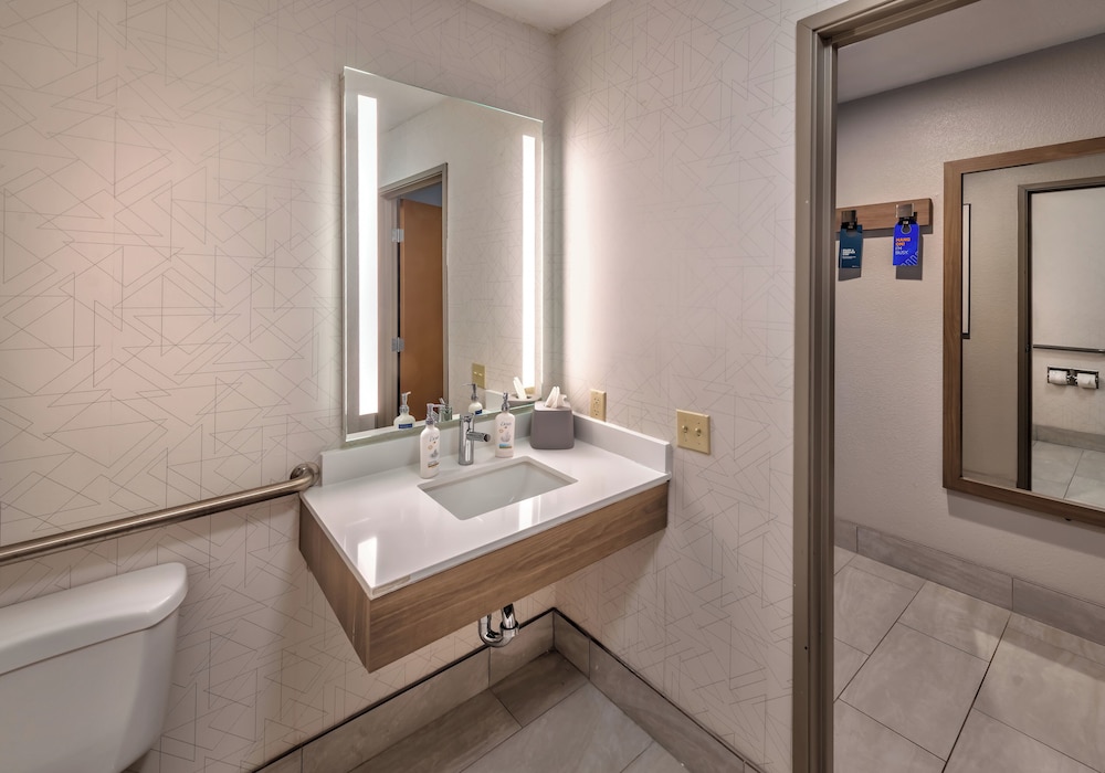 Standard Room, 1 Queen Bed, Accessible (Mobil Access Tub) - Photo 3