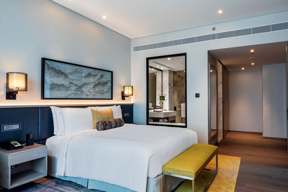 Superior Room, 1 King Bed photo 2