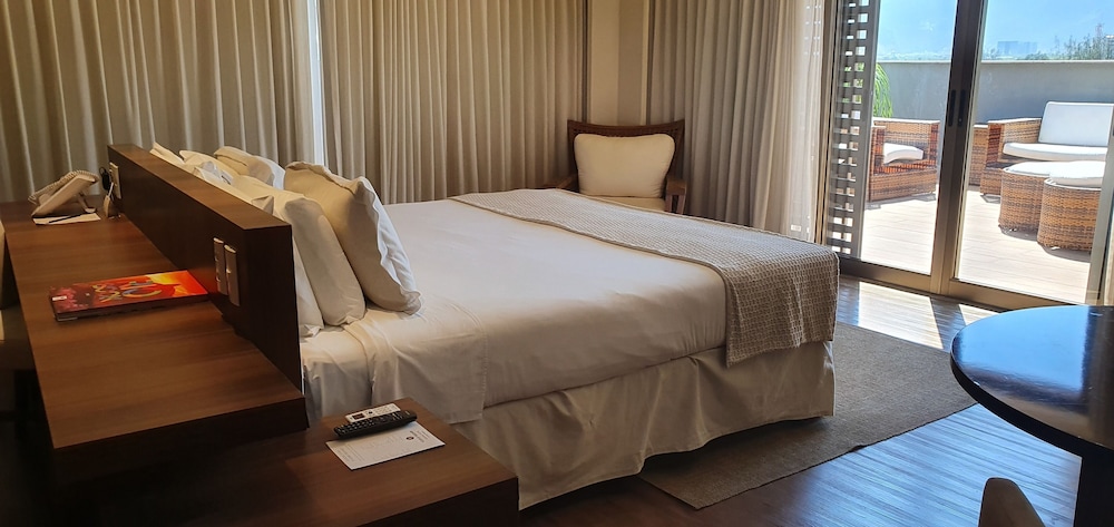 Master King Bed