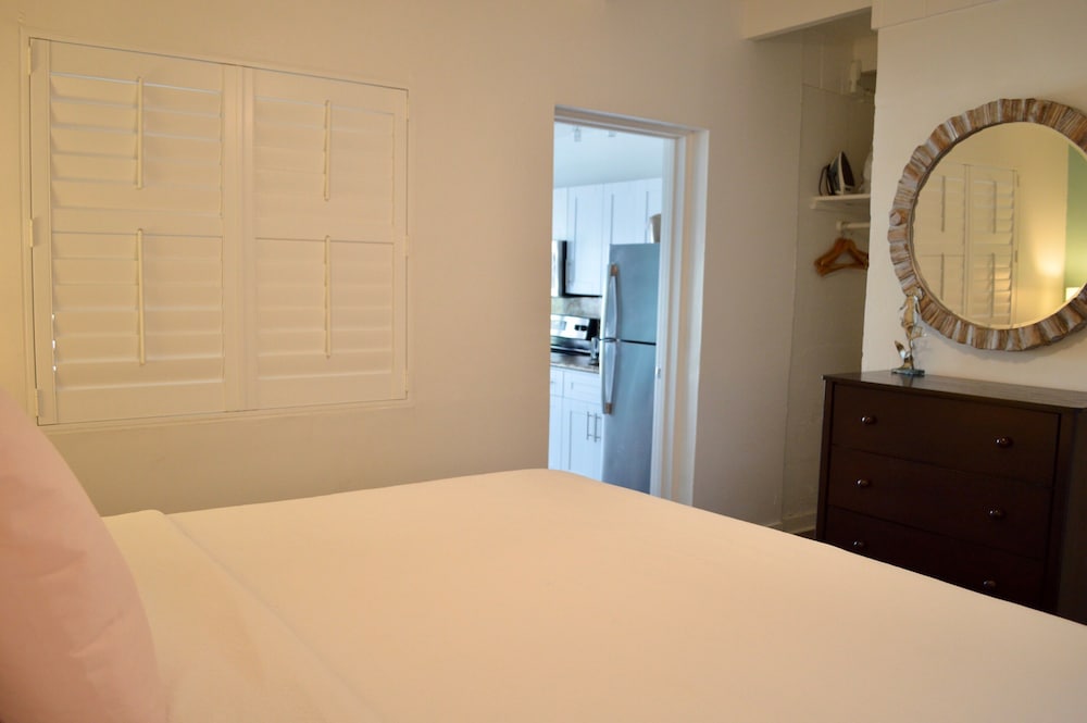 Oceanfront King Suite w/ Kitchen & Private Balcony - Photo 13