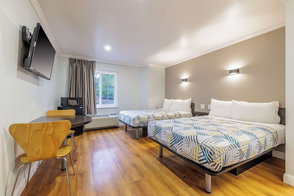 Standard Room, 2 Double Beds, Non Smoking, Refrigerator & Microwave photo 2