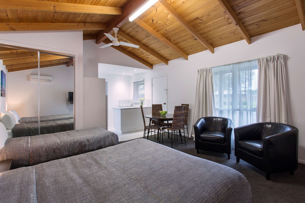 Suite, Multiple Beds, Non Smoking, Kitchenette photo 1