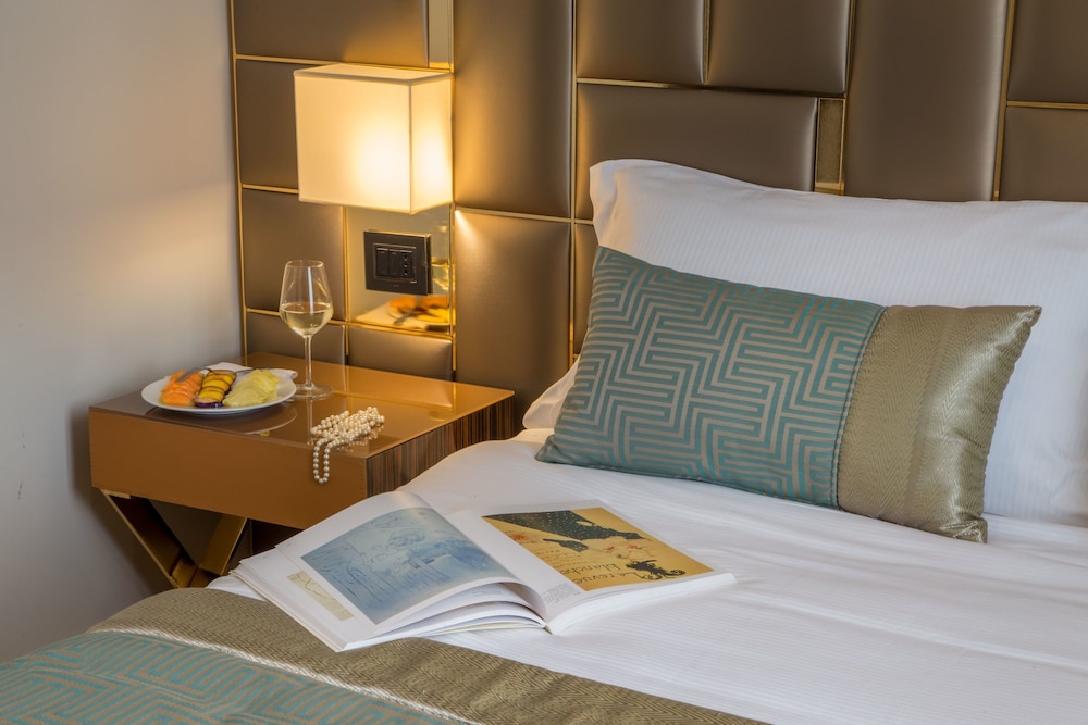 Superior Double or Twin Room thumbnail 5