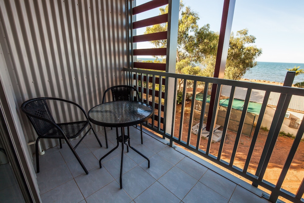 Standard Queen Room – Ocean View photo 3