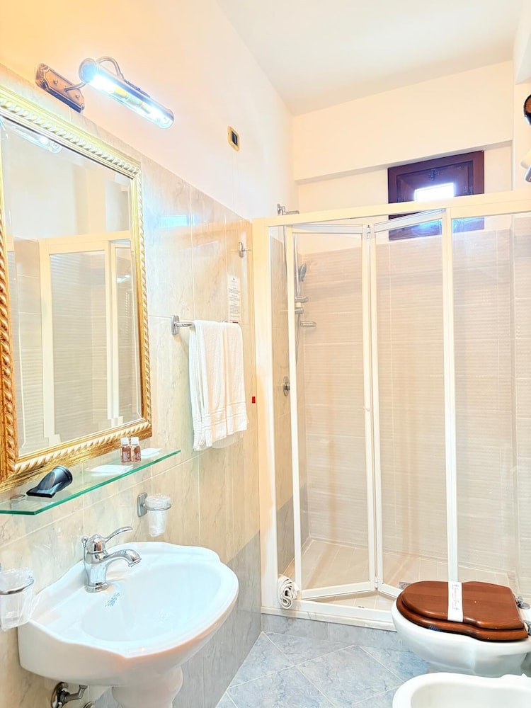 Deluxe Double Room - Photo 8