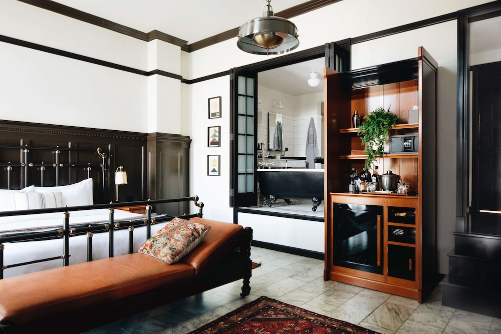 Room, 1 King Bed (Founders)