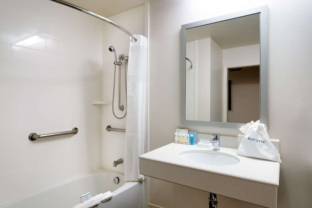 Room, 2 Queen Beds, Accessible, Bathtub - Photo 3