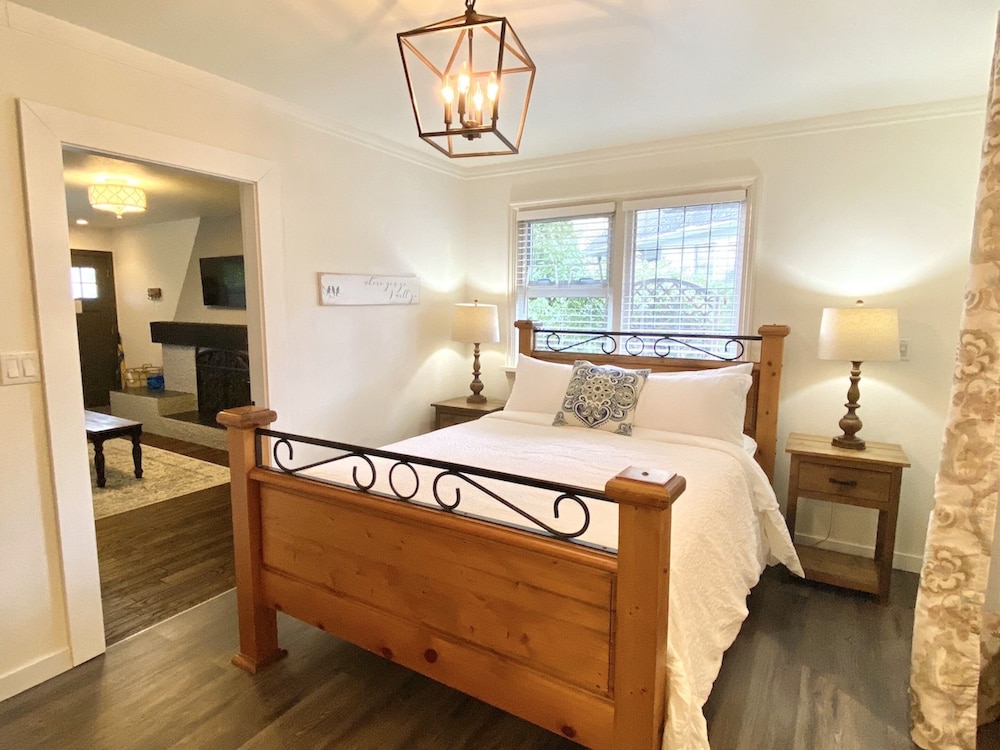 Sequoia Retreat - Suite, 1 Queen Bed, Jetted Tub, Courtyard View photo 1