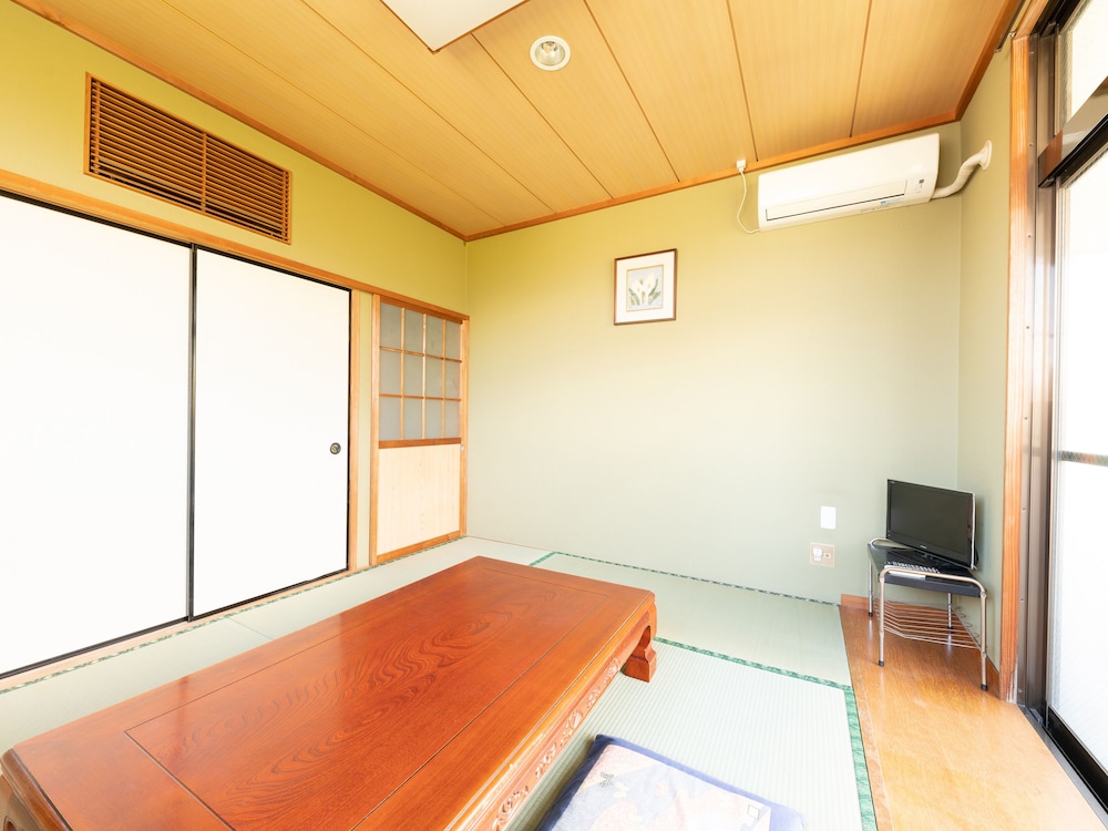 Japanese Room with Shared Washroom - Quadruple, Smoking - Photo 4