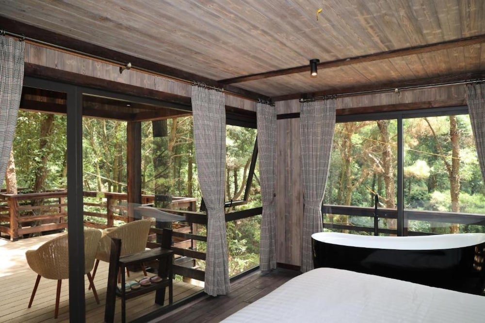 Superior Double Room thumbnail 6