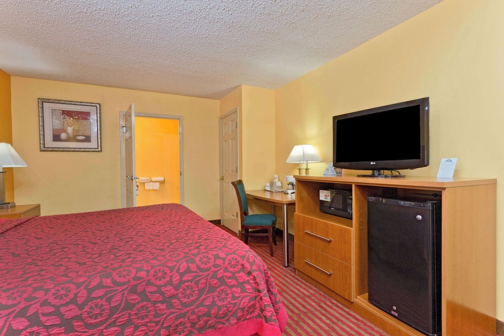 Studio Suite, 1 King Bed, Non Smoking - Photo 1