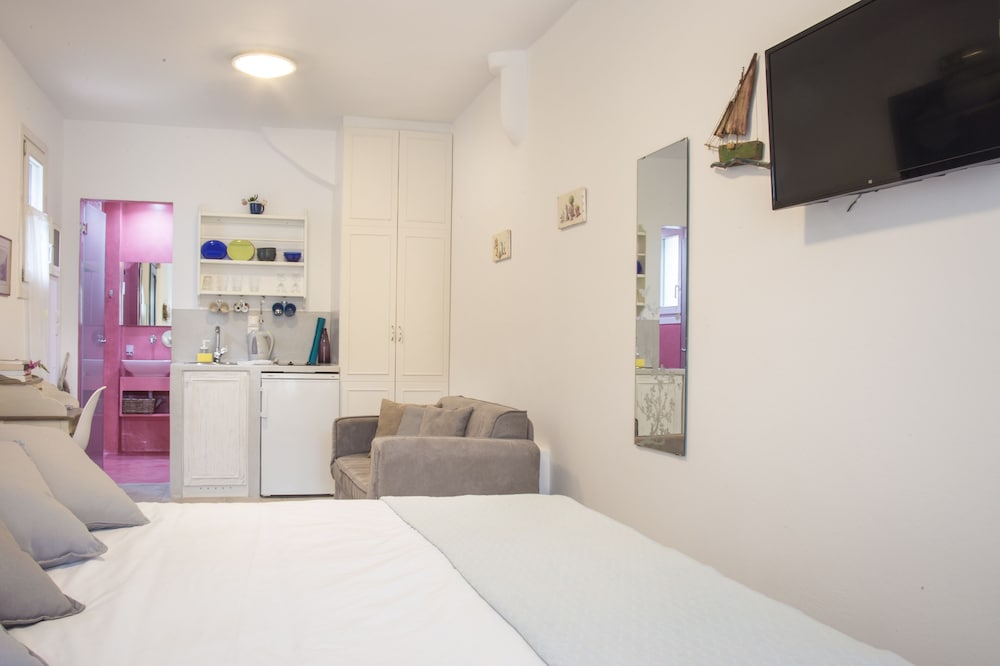 Panoramic Studio Suite, Balcony, Partial Sea View