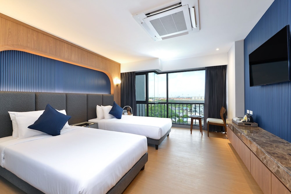 Executive Room - Photo 11