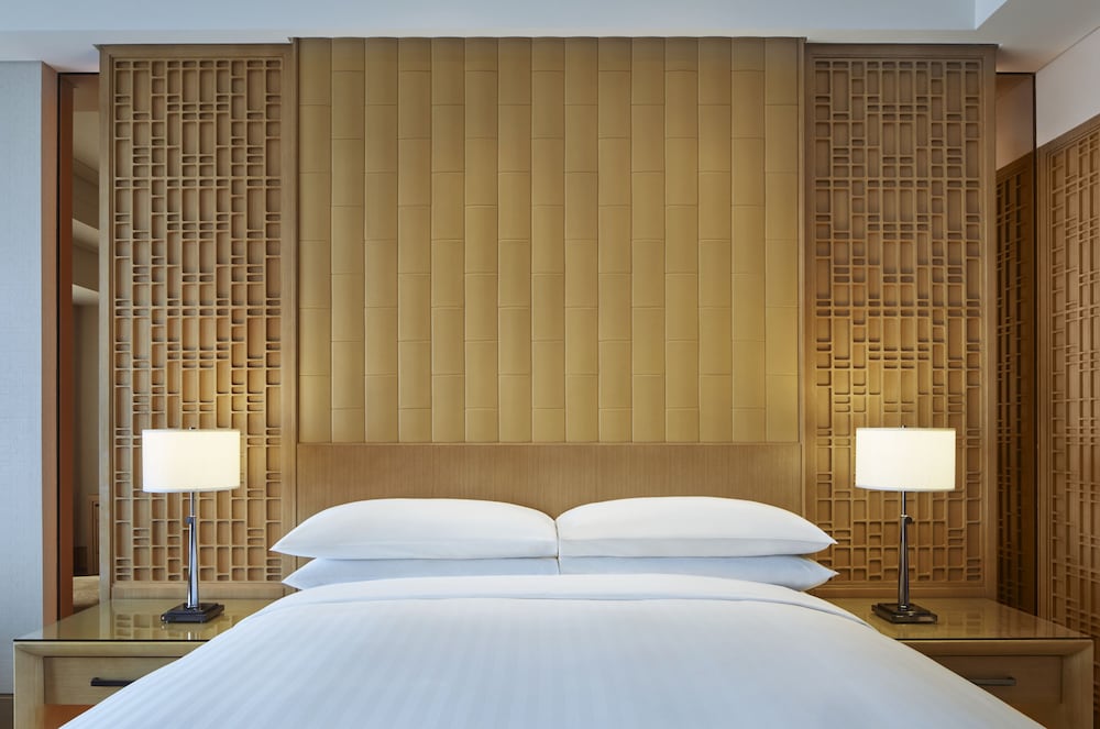 Executive Suite, 1 King Bed, Smoking photo 1