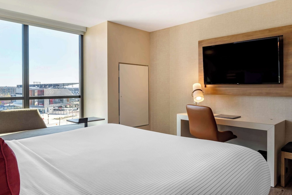 Deluxe Room, 1 King Bed, Non Smoking - Photo 1